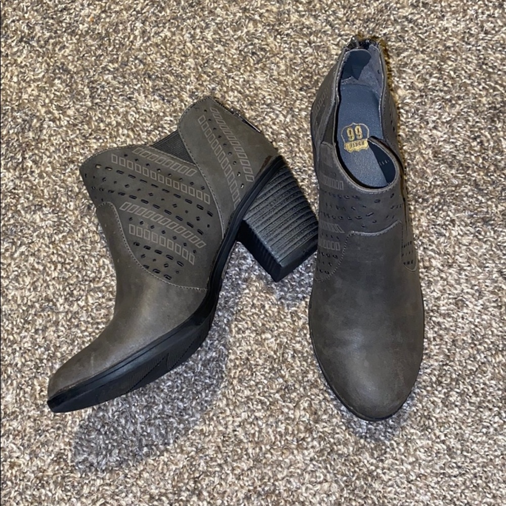 💘 Gray Ankle Booties